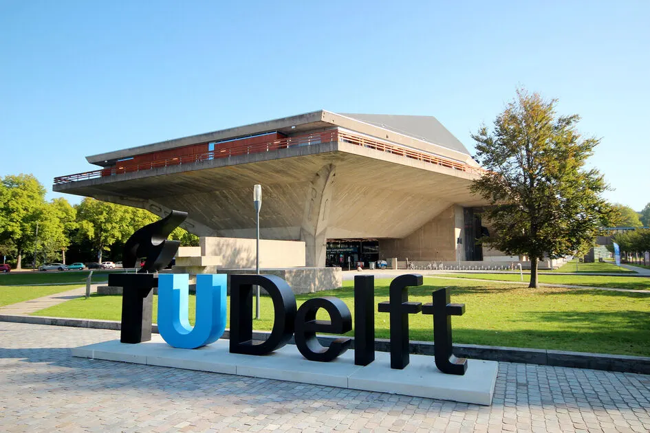 TU Delft letters in front of the Aula building